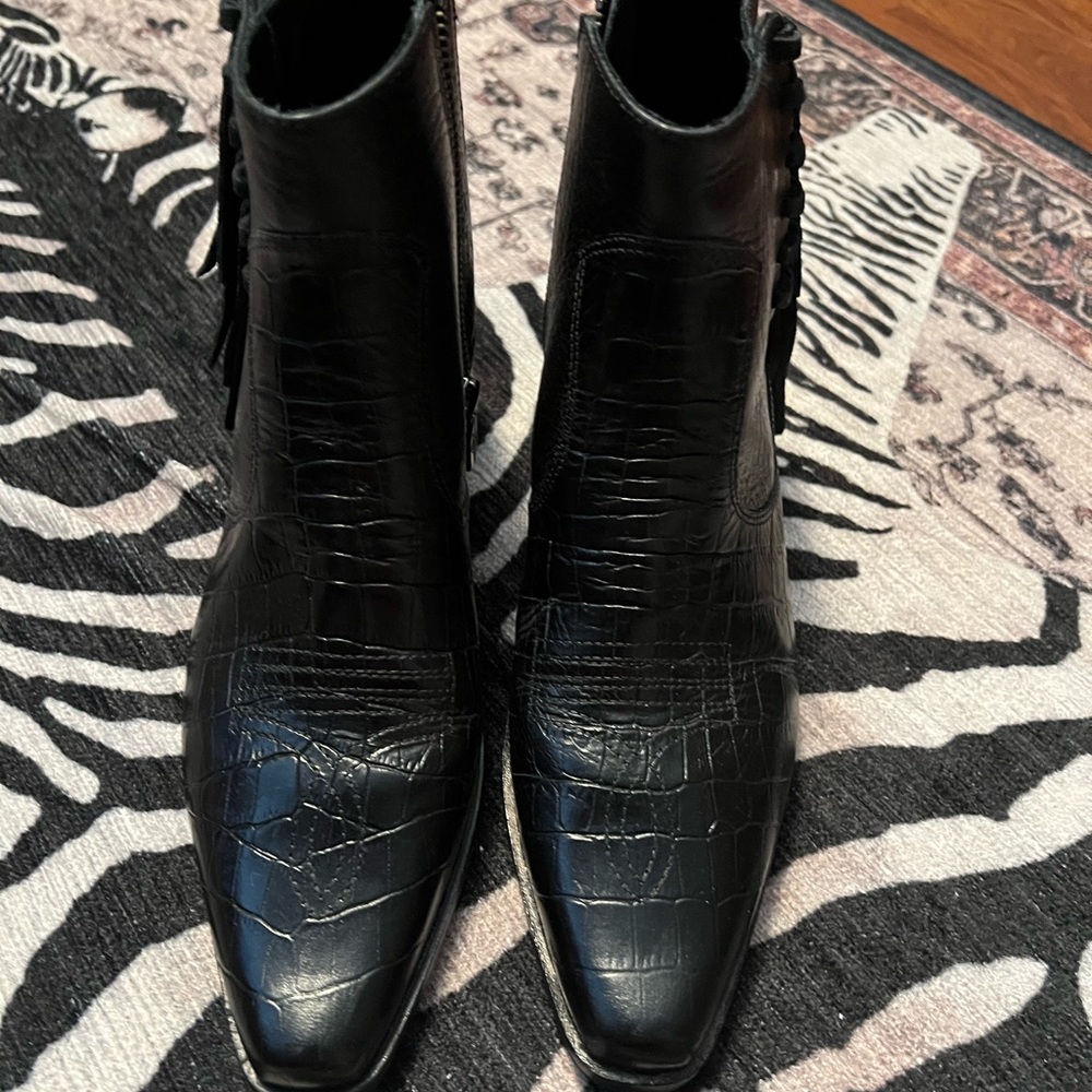 Sexy blackk cowgirl boots.  Designer.